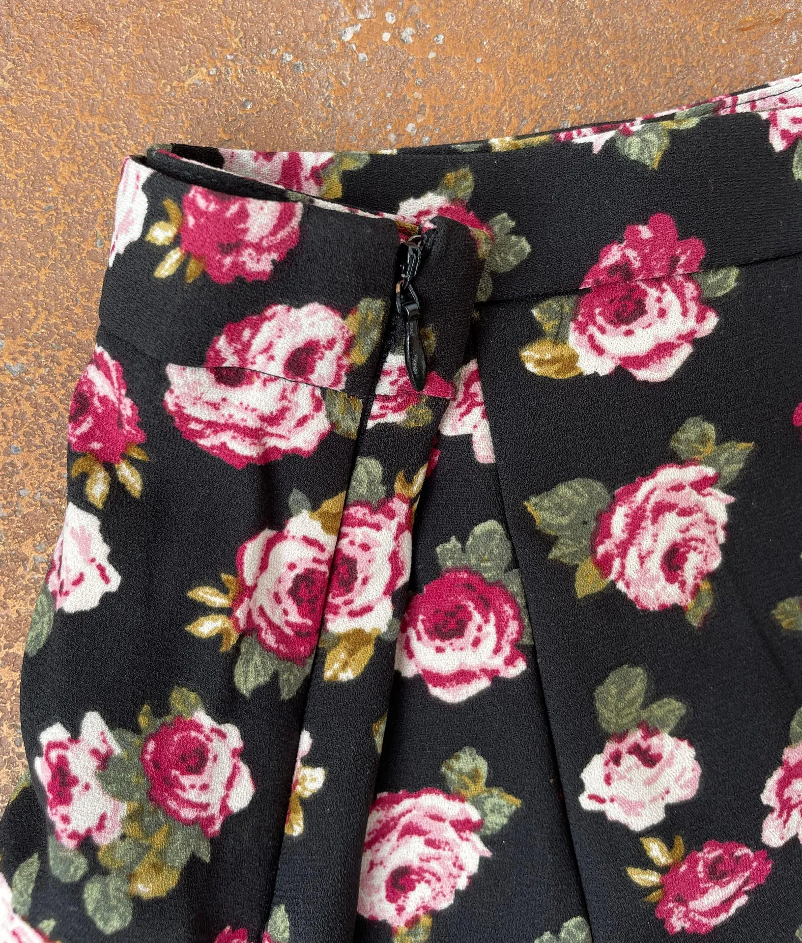 Forever 21 floral shorts - Image 4