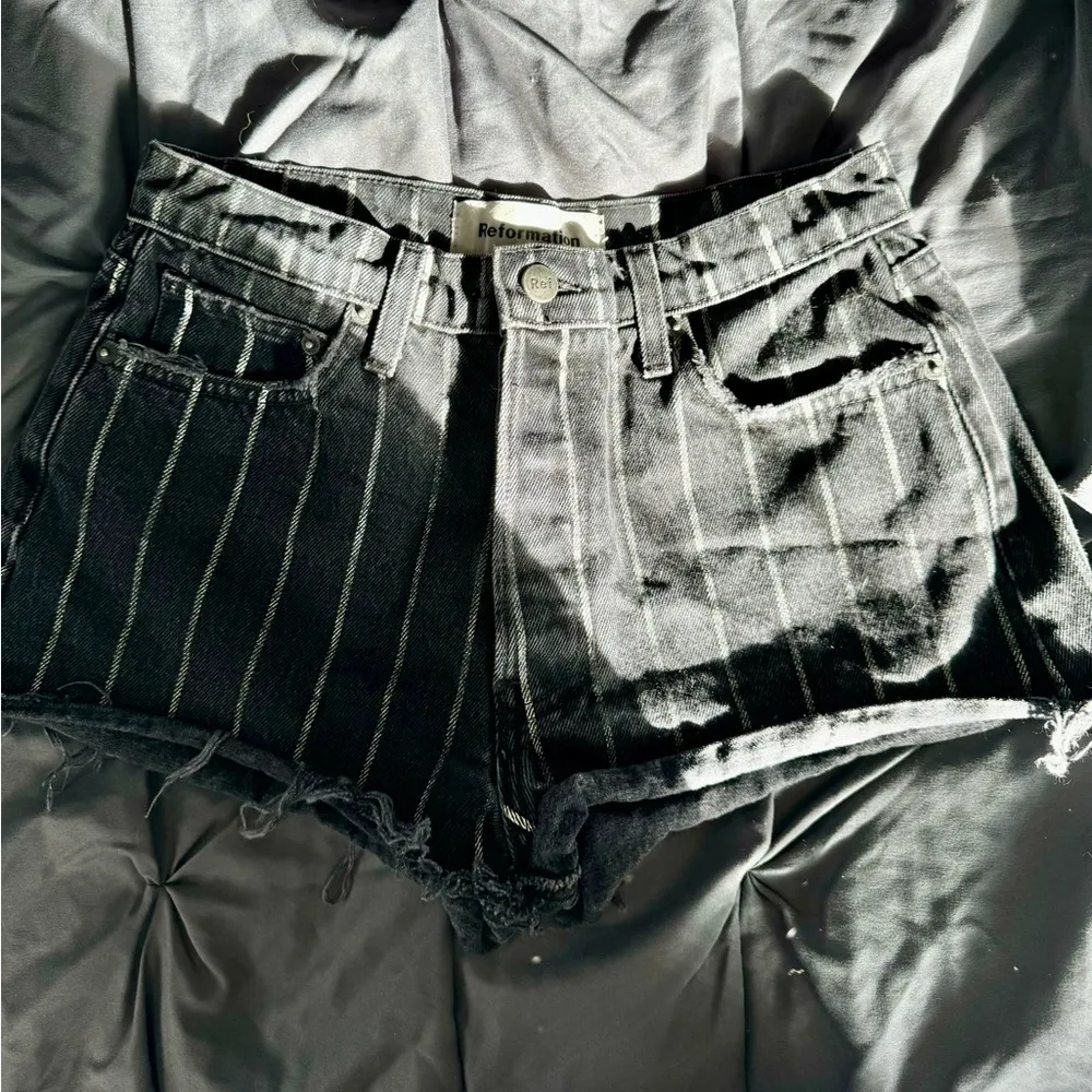 Reformation Dixie short black with white stripes.
Size 25 - Image 6