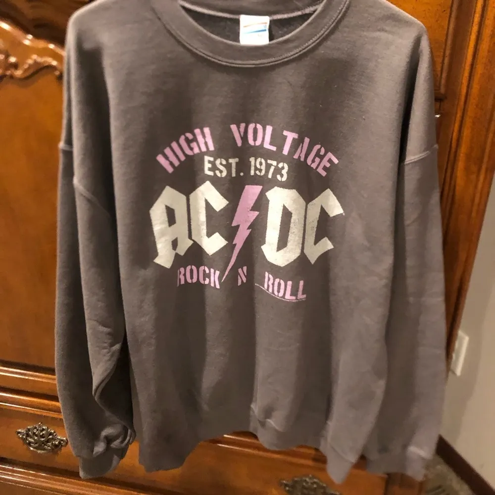 NWT JUNK FOOD WOMENS AC/DC GRAPHIC SWEATSHIRT LARGE - Image 2