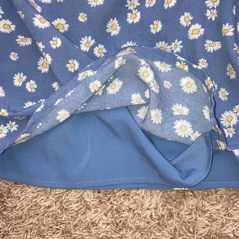 Hollister daisy print mini skirt sz S - Image 4