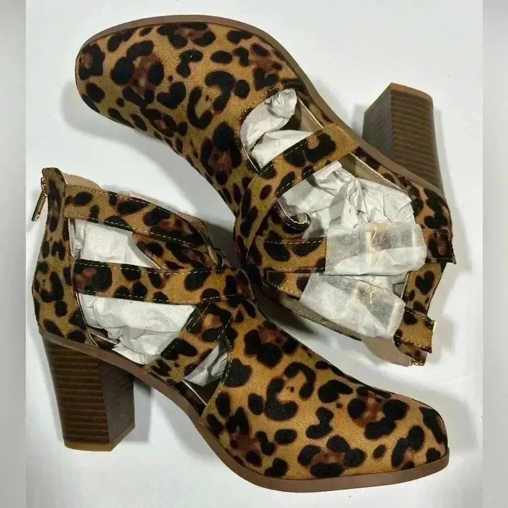 NIB!BellaMarie Leopard print crisscross buckle, zipper chunky heel boot Size 8.5 - Image 3
