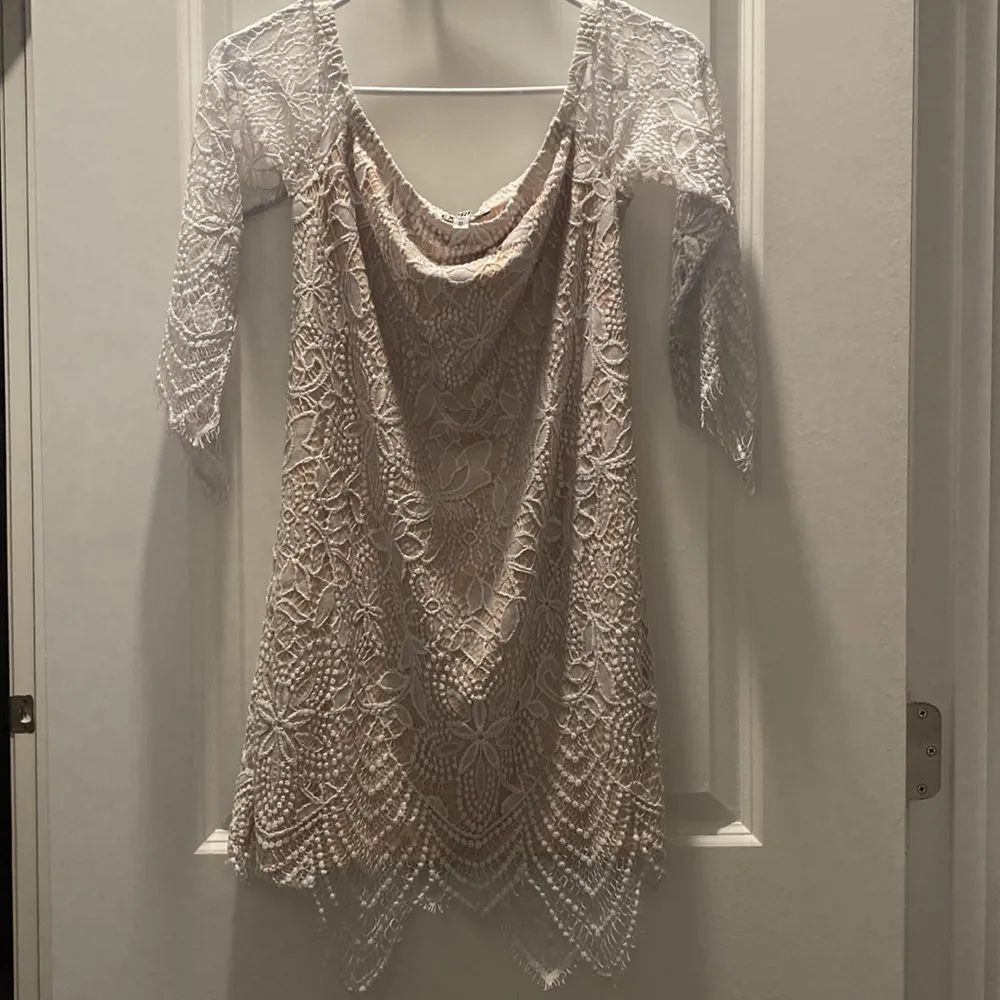 EXPRESS LACE DRESS , LINED.. SIZE XS 4 - Image 3