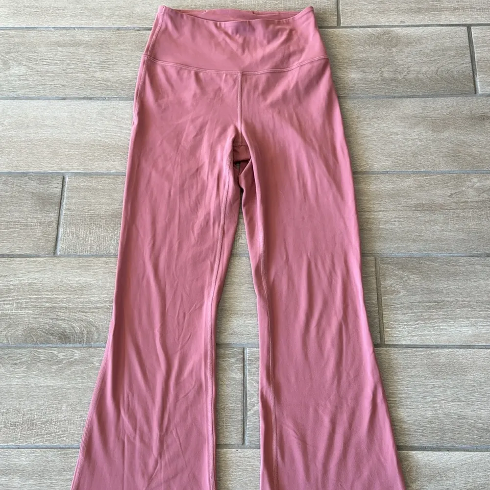 Lululemon Groove Flare Super High-Rise Pant in Spiced Chai Size: 6 - Image 3