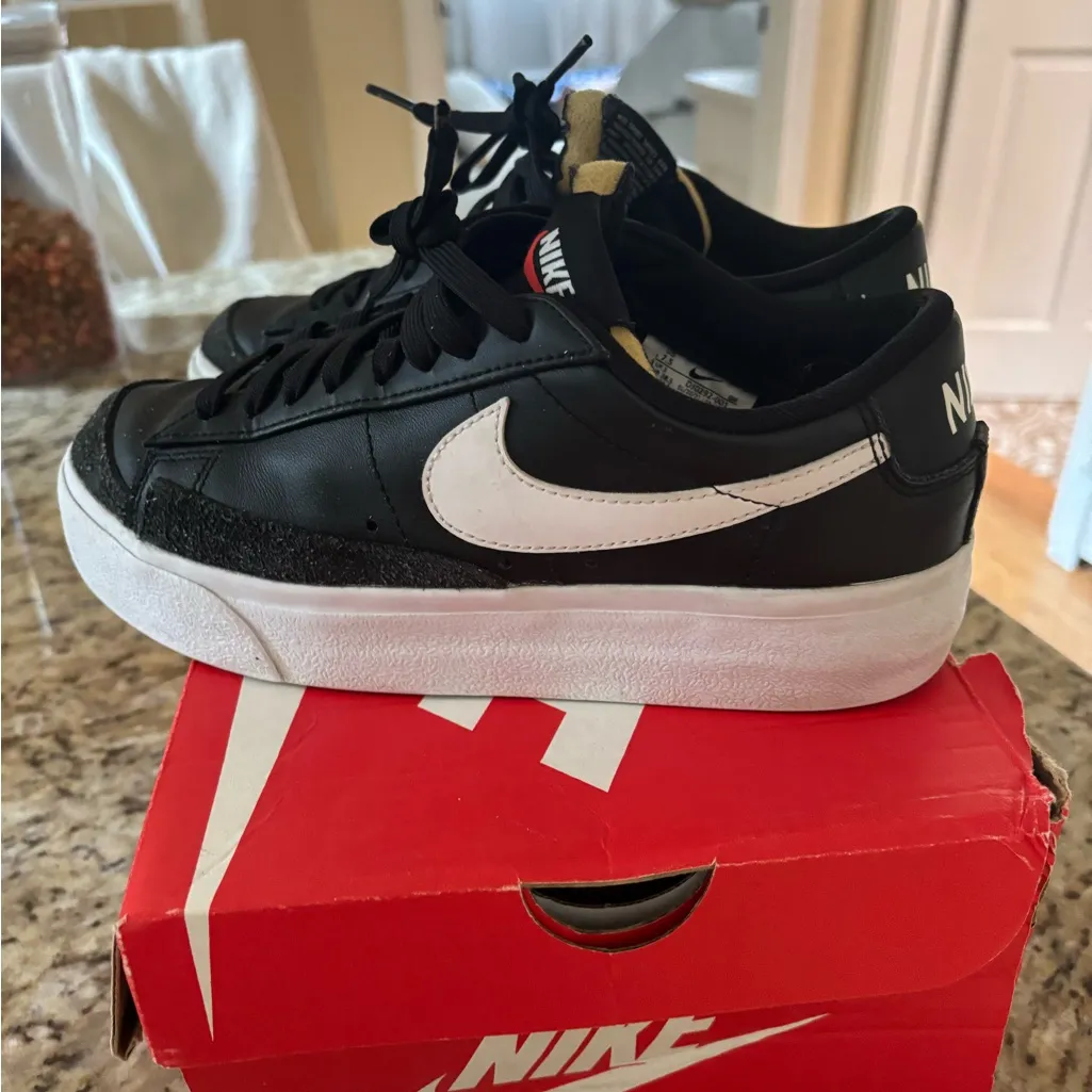 Nike low top leather sneakers - Image 4