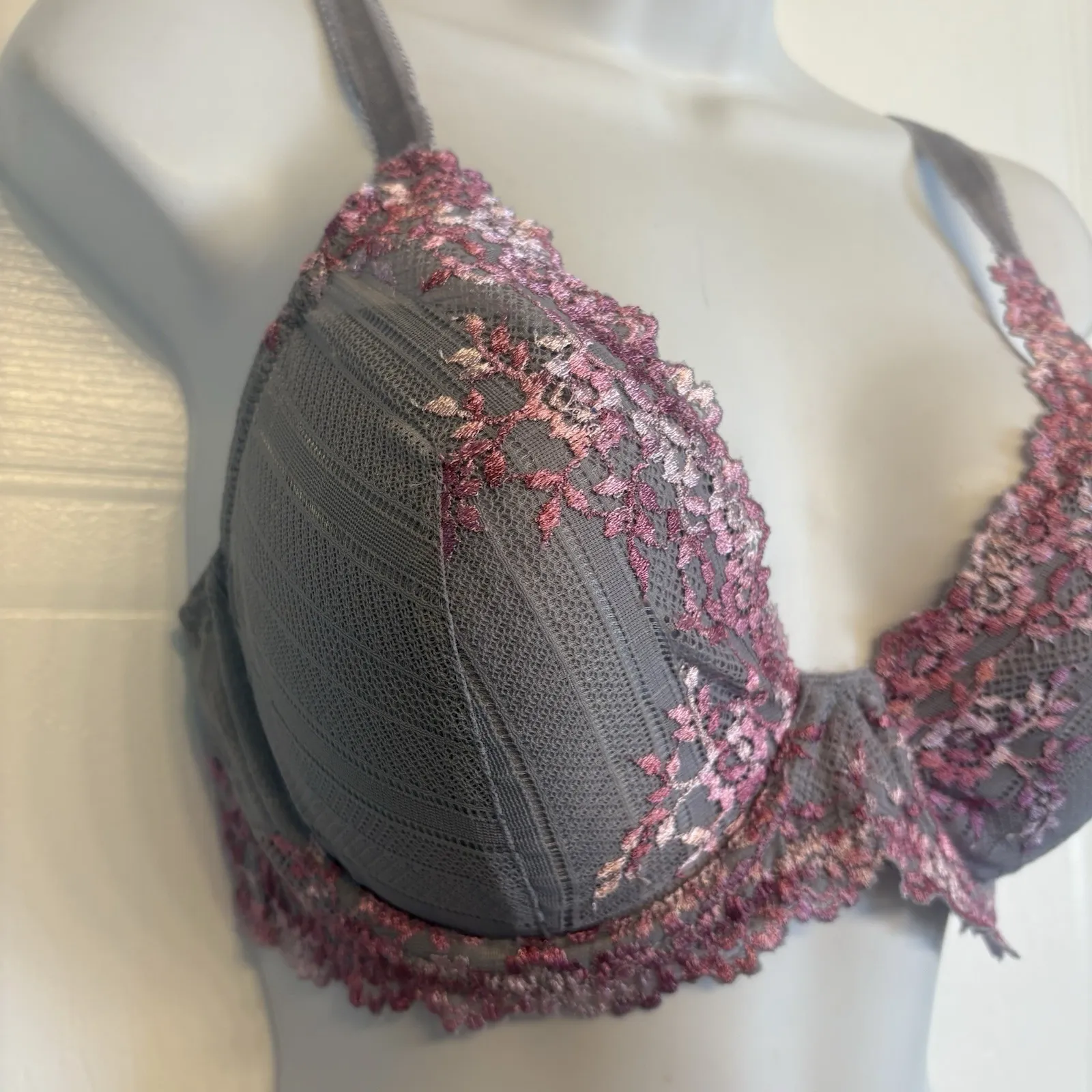 Wacoal 853291 Embrace Lace Plunge Underwire Bra Demi Foam Cups Size‎ 38C - Image 2