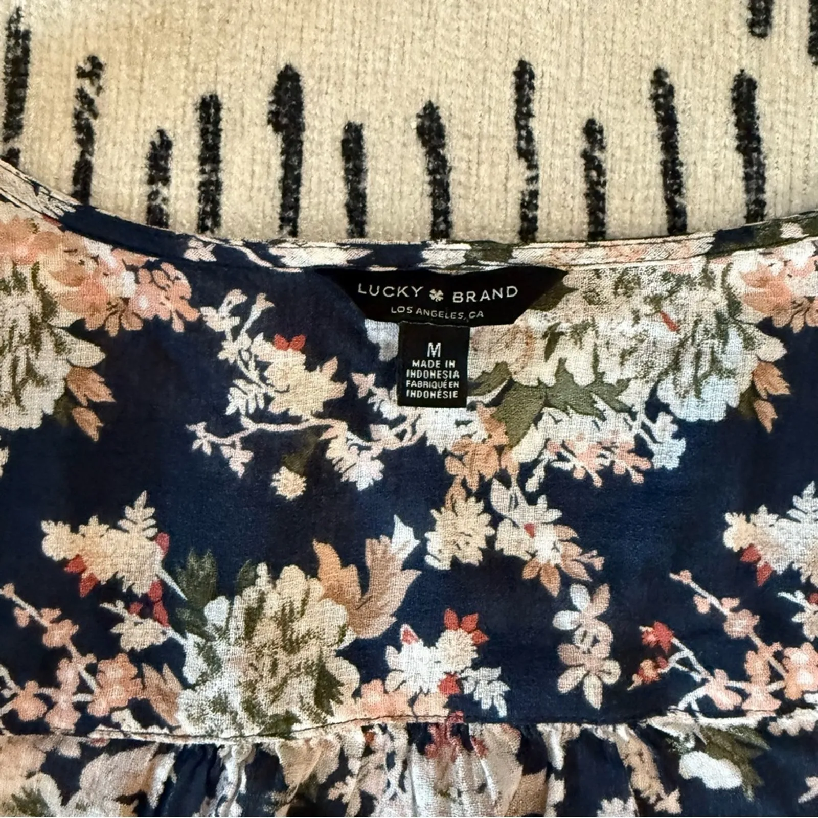 Lucky Brand Navy Floral Wrap Blouse Medium - Image 4