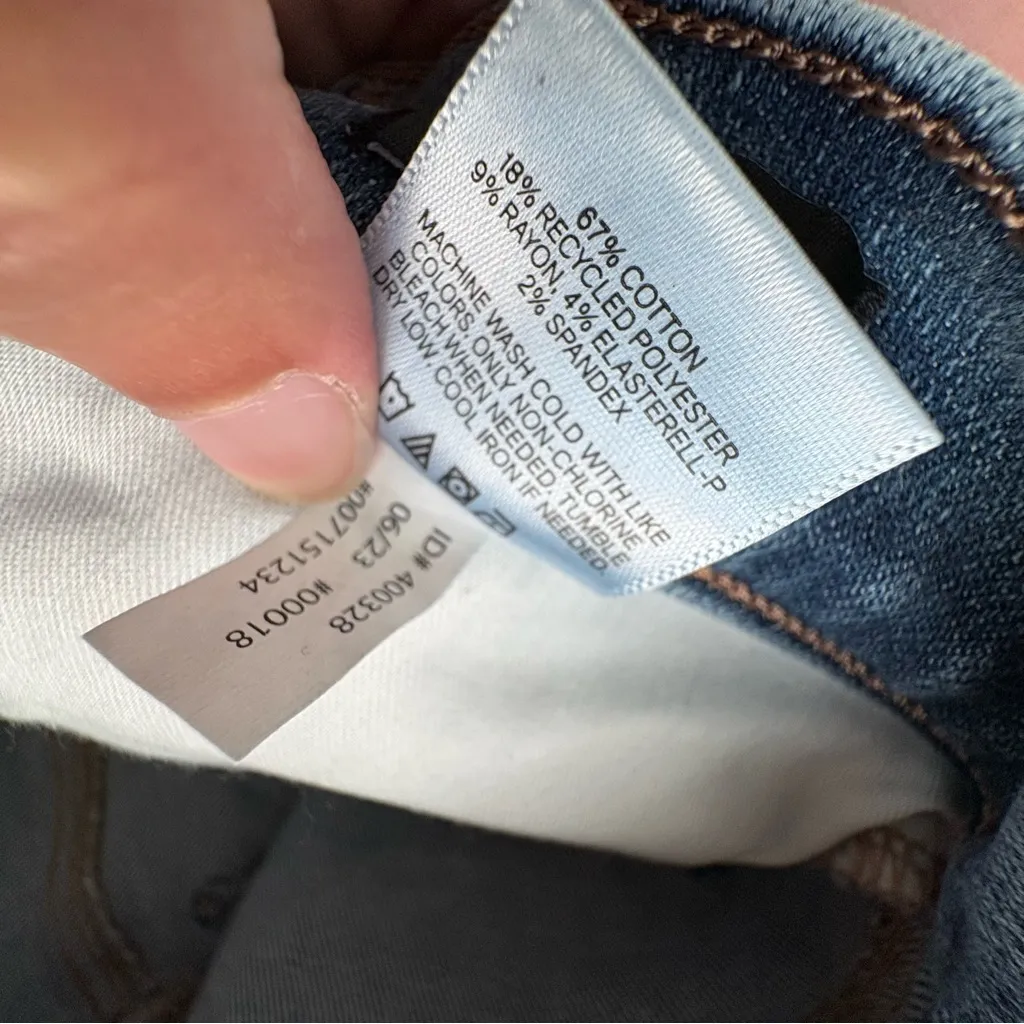 Express skyscraper mid rise jeans split hem light wash denim size 4 - Image 6