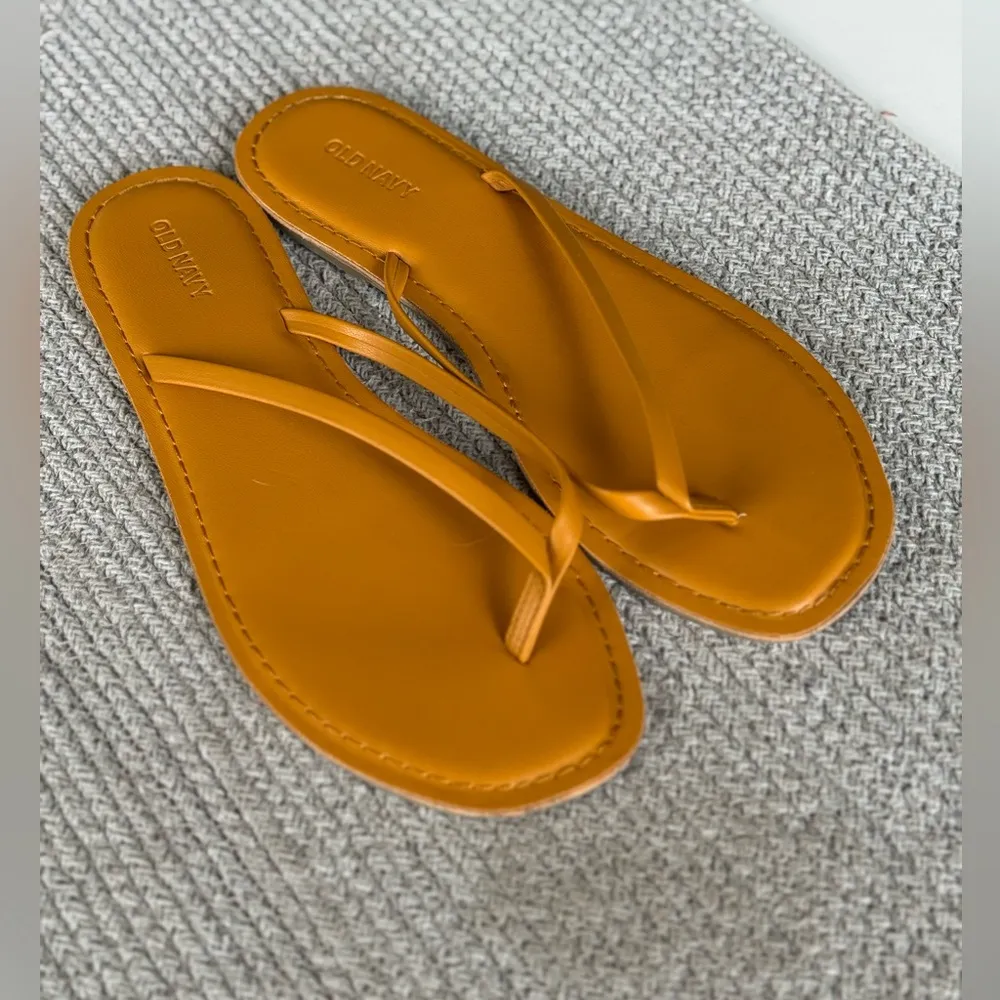 Old Navy Yellow Faux Leather Slim Strap Square Toe Flip Flop Flat Sandals Sz 9 - Image 4