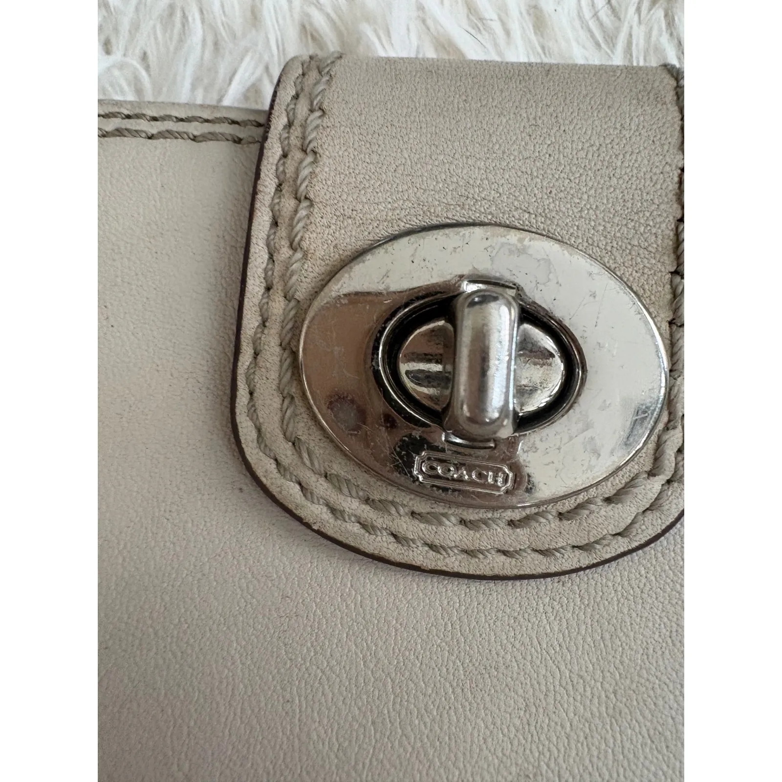 Vintage Coach Beige Leather Turnlock Wallet Clutch Foldover Billfold Card Holder - Image 2