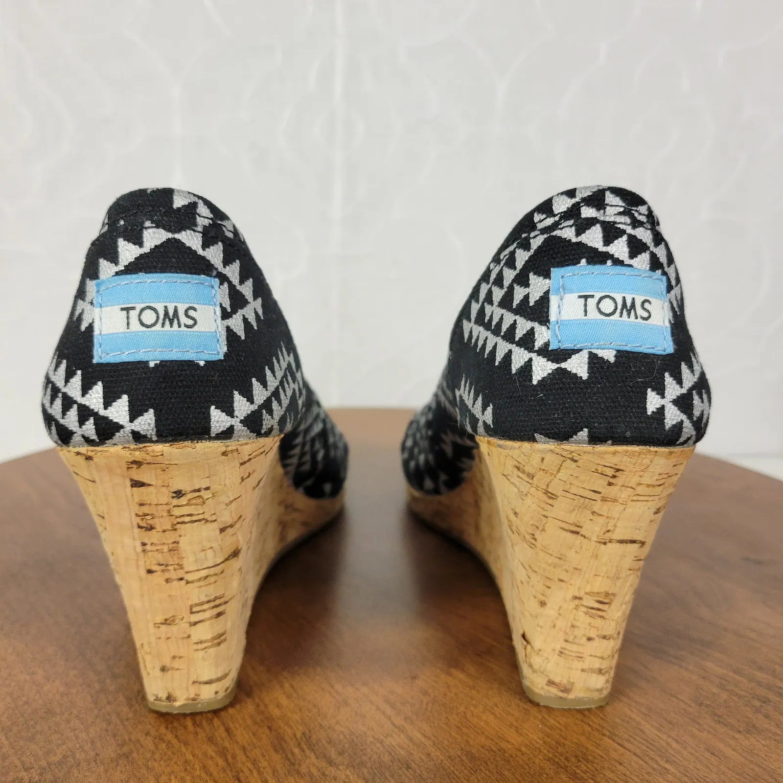 TOMS Reina Tribal Wedge 8 Black White Canvas‎ Peep Toe Cork Heel Slip On Cushion - Image 4