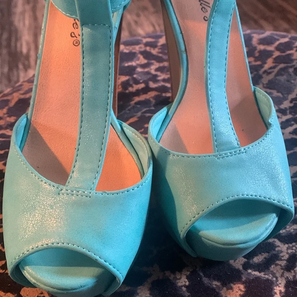 Women Breckelles Brina-21 PU Peep Toe T-Strap Platform Chunky Heel Sandal - Image 6