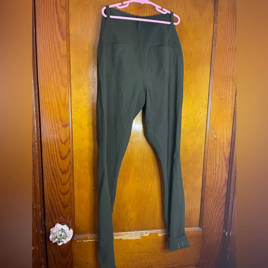 Lululemon City Sleek 5 Pocket 7/8 Pant
Dark Olive / Dark Olive - Image 7