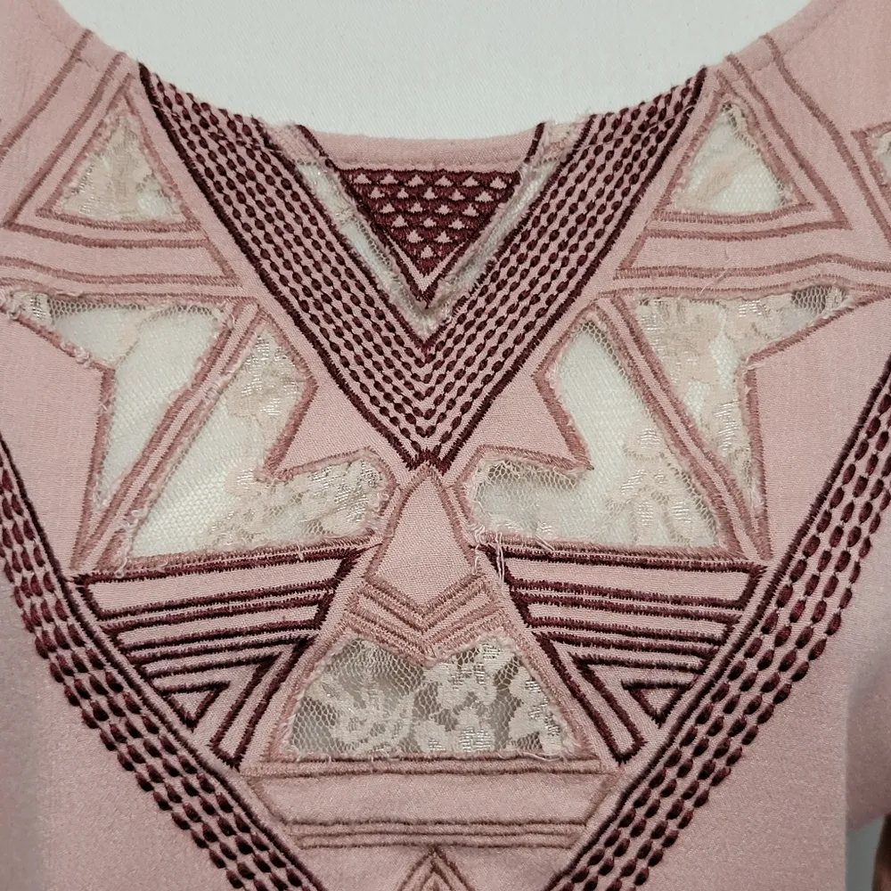 gimmicks by bke blush crepe embroidered tunic top size small - Image 3