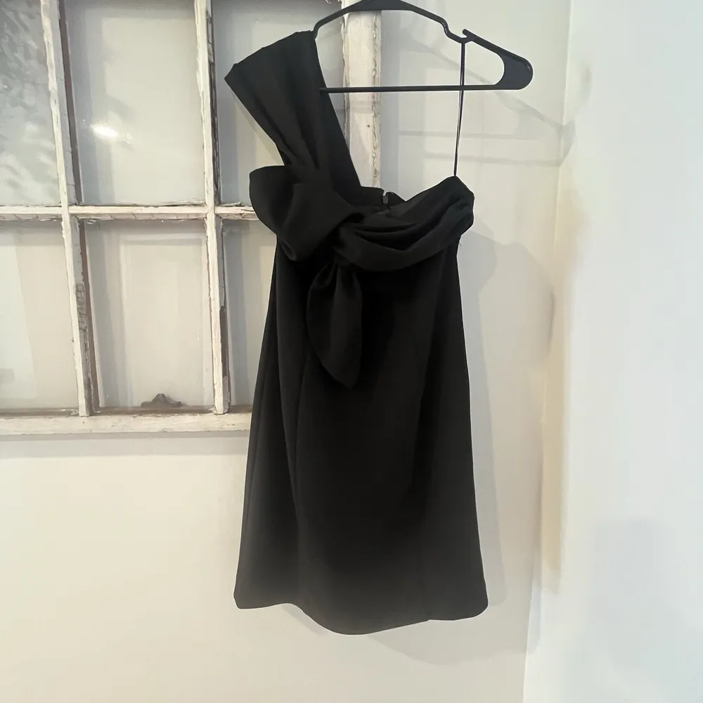 Trina Turk Size 4 Women's One Shoulder Cocktail Dress Black Bow $140 - Image 2
