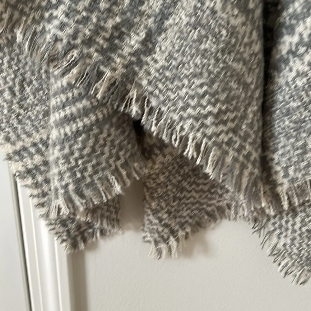 Ann Taylor herringbone grey and white wrap in ONE SIZE - Image 3