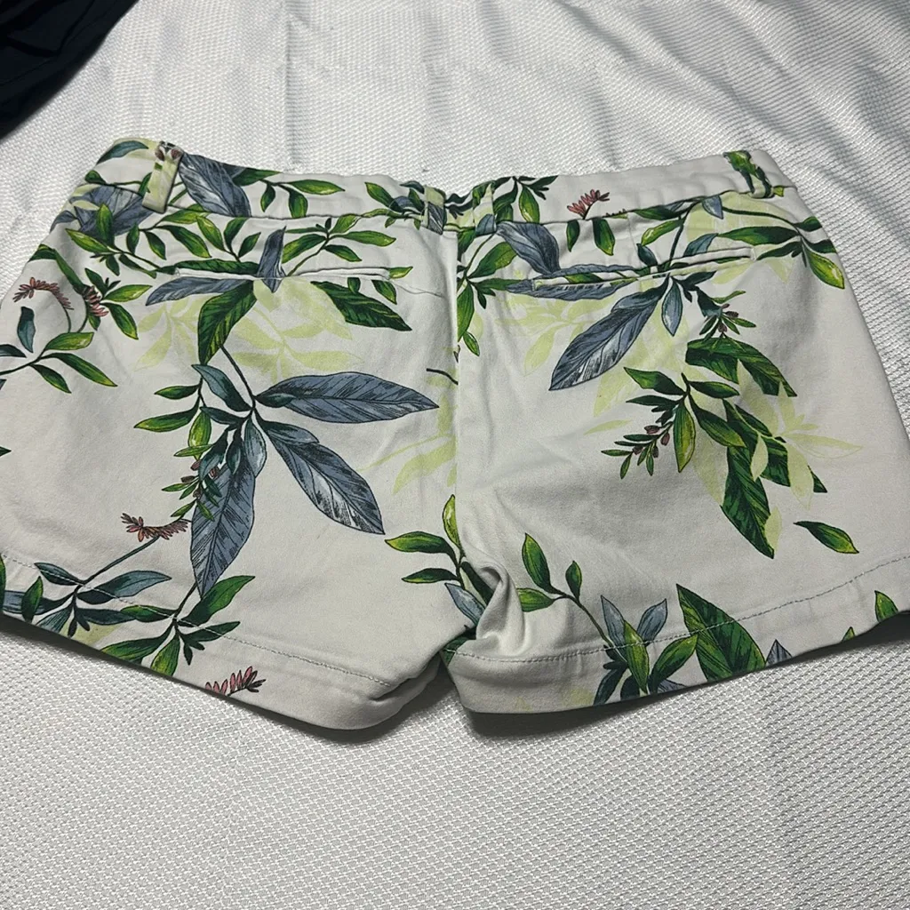 a.n.a White and Green Bermuda Shorts with Botanical Print - Image 10