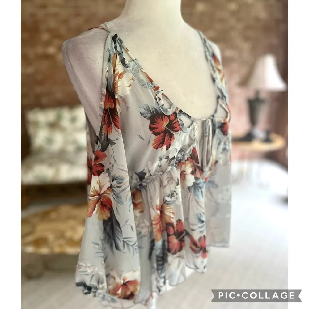 Gimmicks by BKE Floral Cold Shoulder High Low Grey Top XS Boho Peasant Flowy Mod - Image 14
