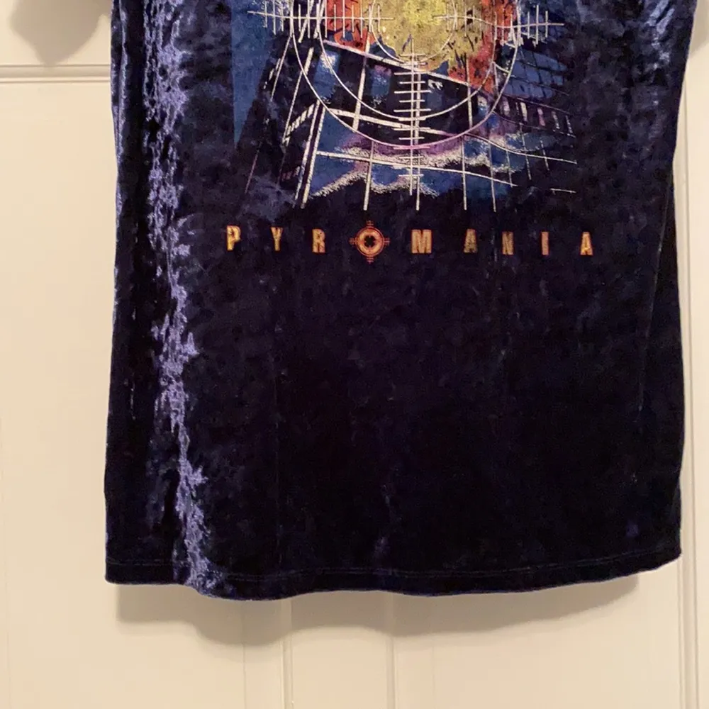 Forever 21 Def Leppard Pyromania velvet short sleeve band t-shirt, size S - Image 4