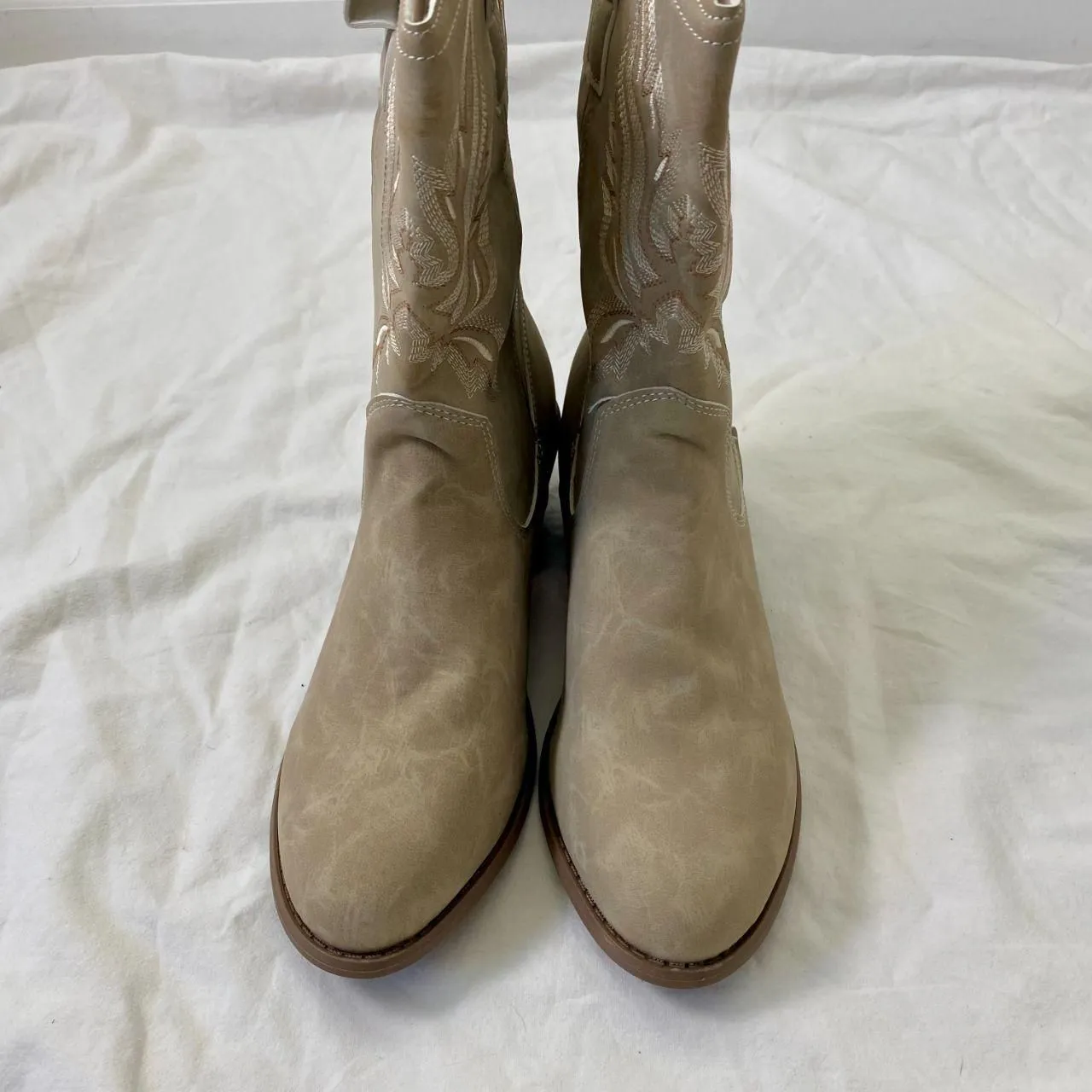 NEW Taupe Tan Western Faux Suede Cowboy Cowgirl Mid Calf Boots US 9 - Image 3