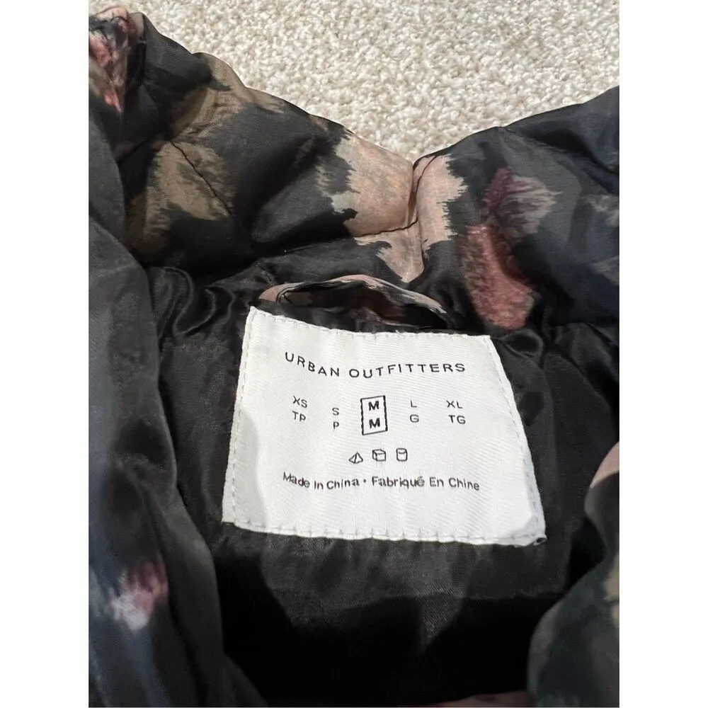 Urban Outfitters puffer jacket floral size M - Image 4