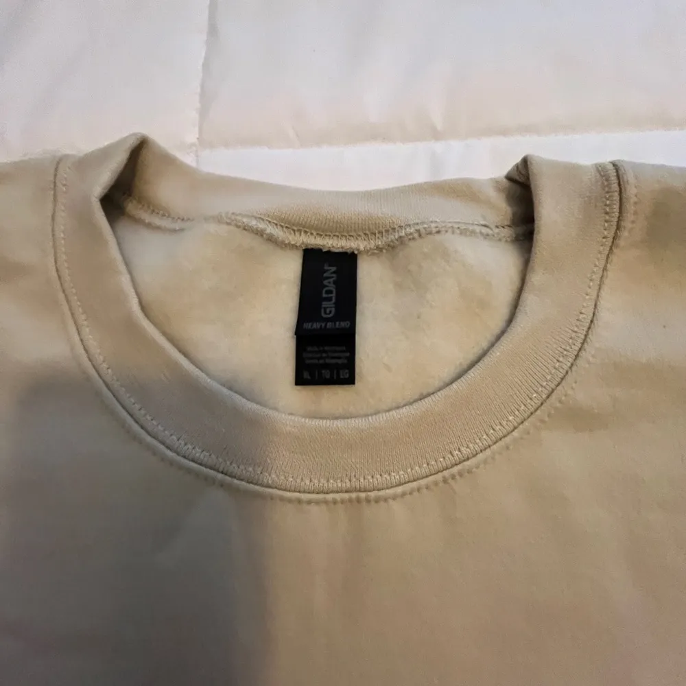 Cream Sweatshirt “Time To Switch From Everyday Anxiety…”. Size XL. NWOT Red - Image 2