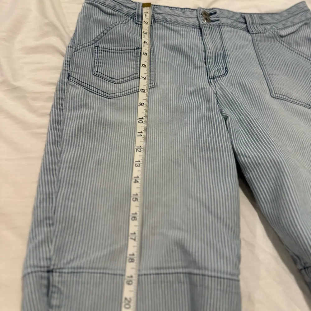 Westport Women’s Sz:16 Blue & White Mini Vertical Stripe Walking Bermuda Shorts. - Image 4