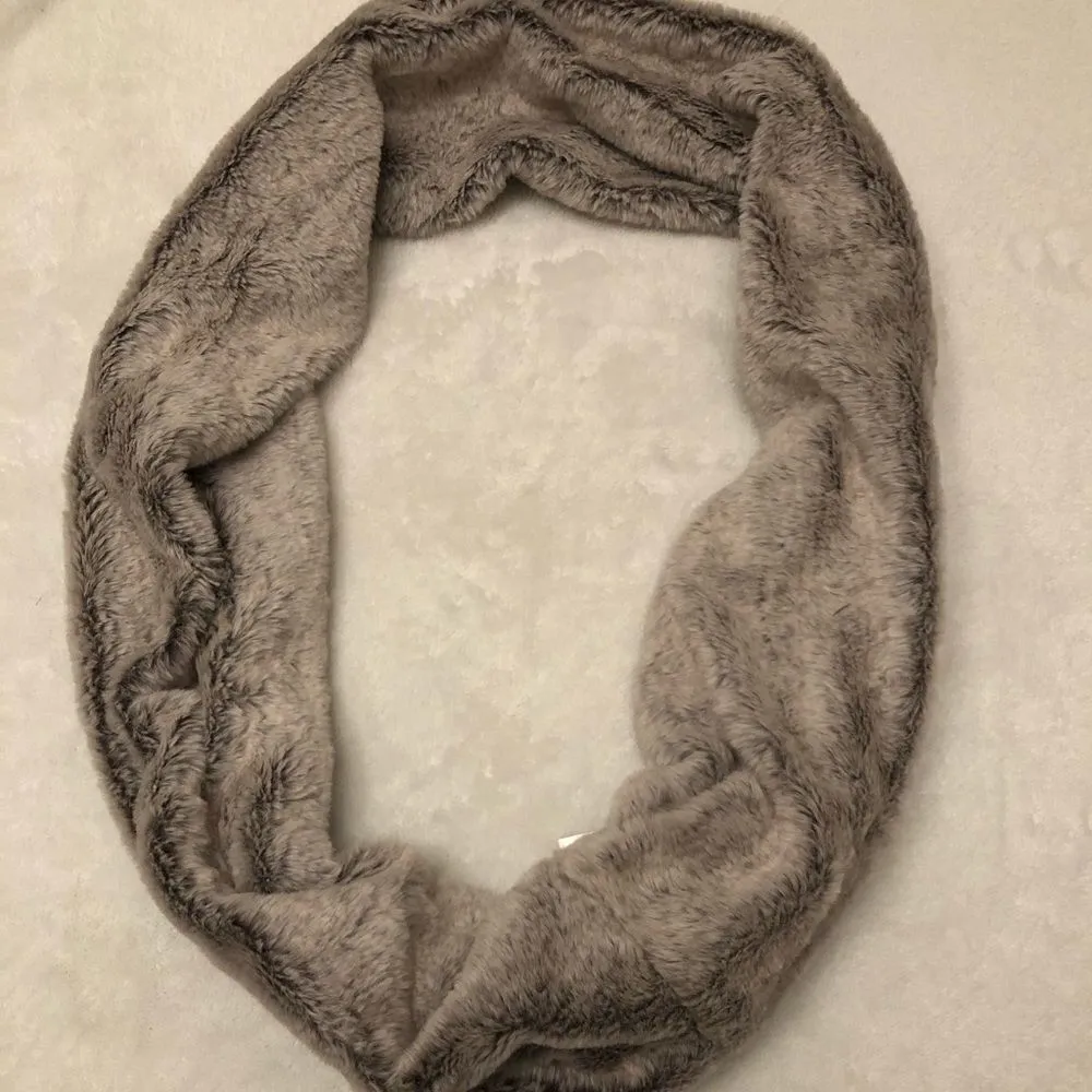 West Loop Women’s Gray Faux Fur Scarf - Image 4