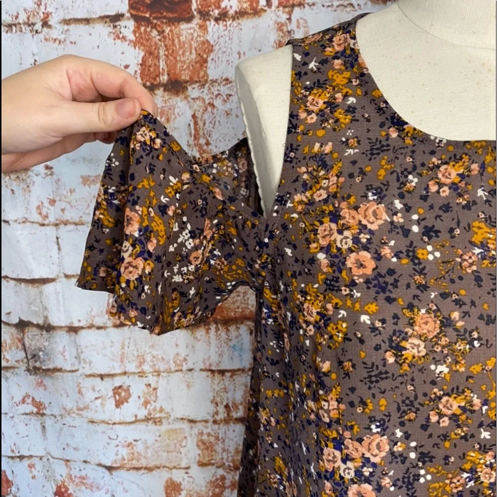 Xhilaration Flowy cold shoulder tiny floral print mauve purple top shirt medium - Image 2