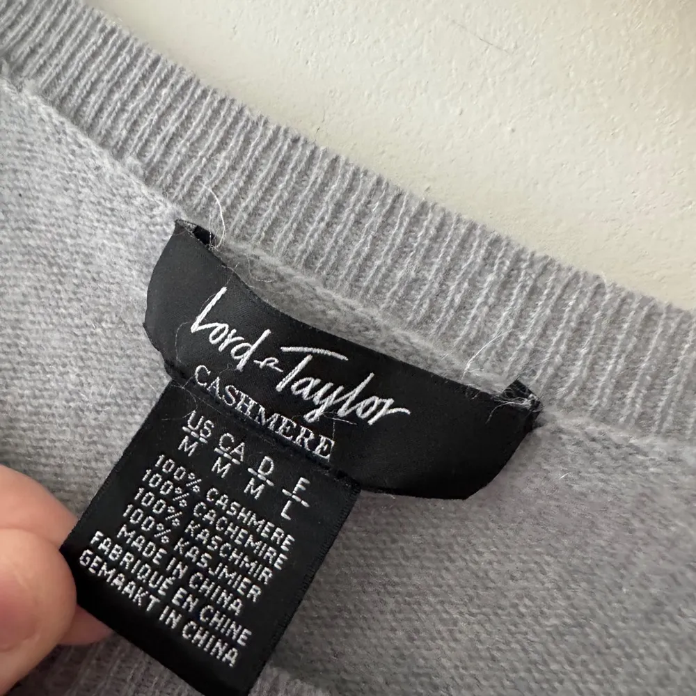 Lord & Taylor Gray 100% Cashmere Sweater Size M - Image 3