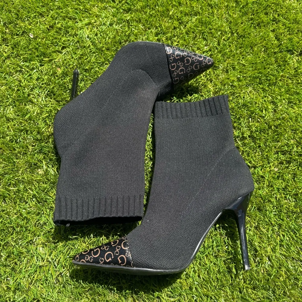 GUESS Elegant Black Ankle Boots with Patterned Toe - Image 10