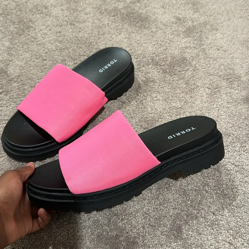 Torrid Neon Pink Open Toe Chunky Platform Sandals SIZE 9 - Image 3