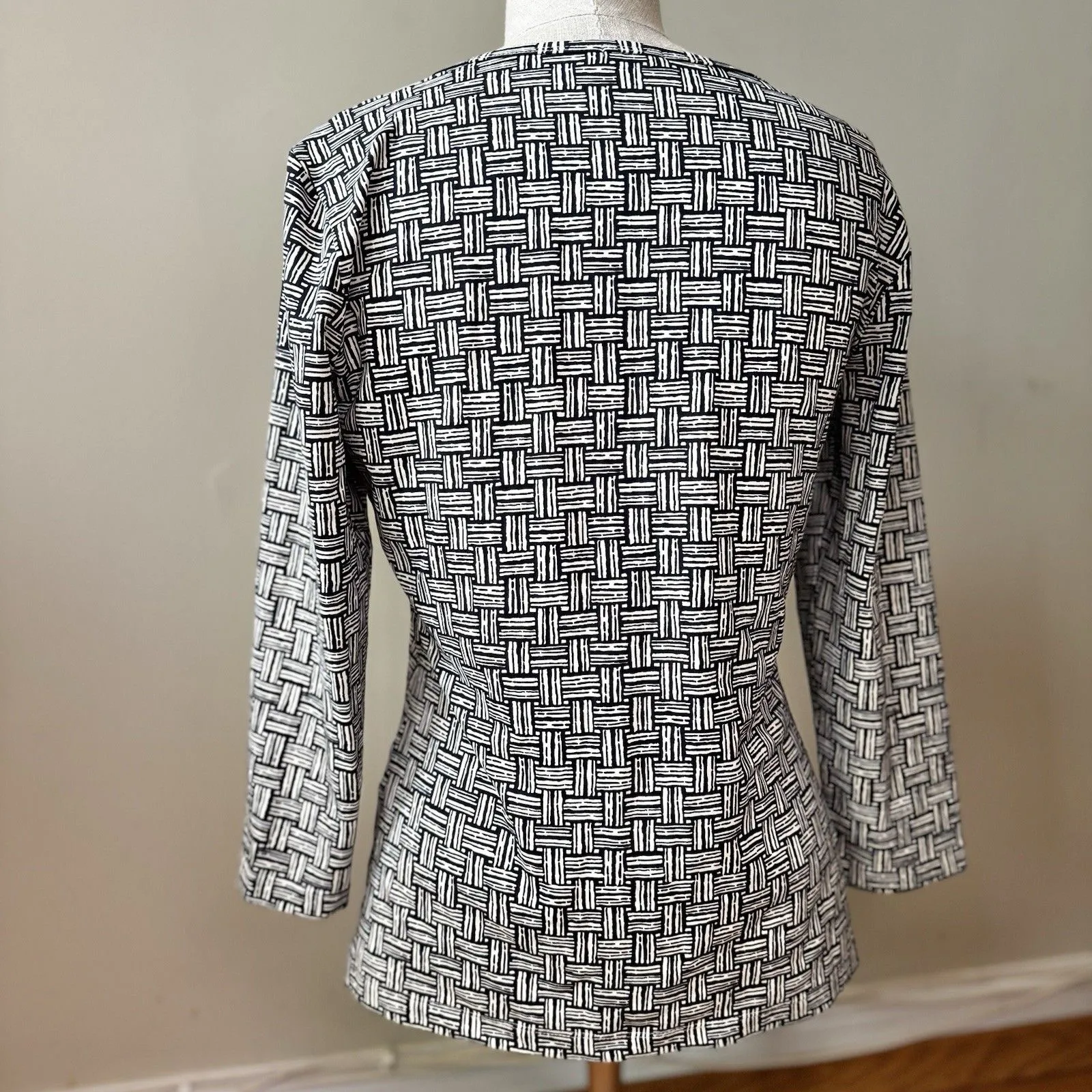 J. McLaughlin Catalina Top 3/4 Sleeve S V-neck Geometric Weave Preppy Chic - Image 2