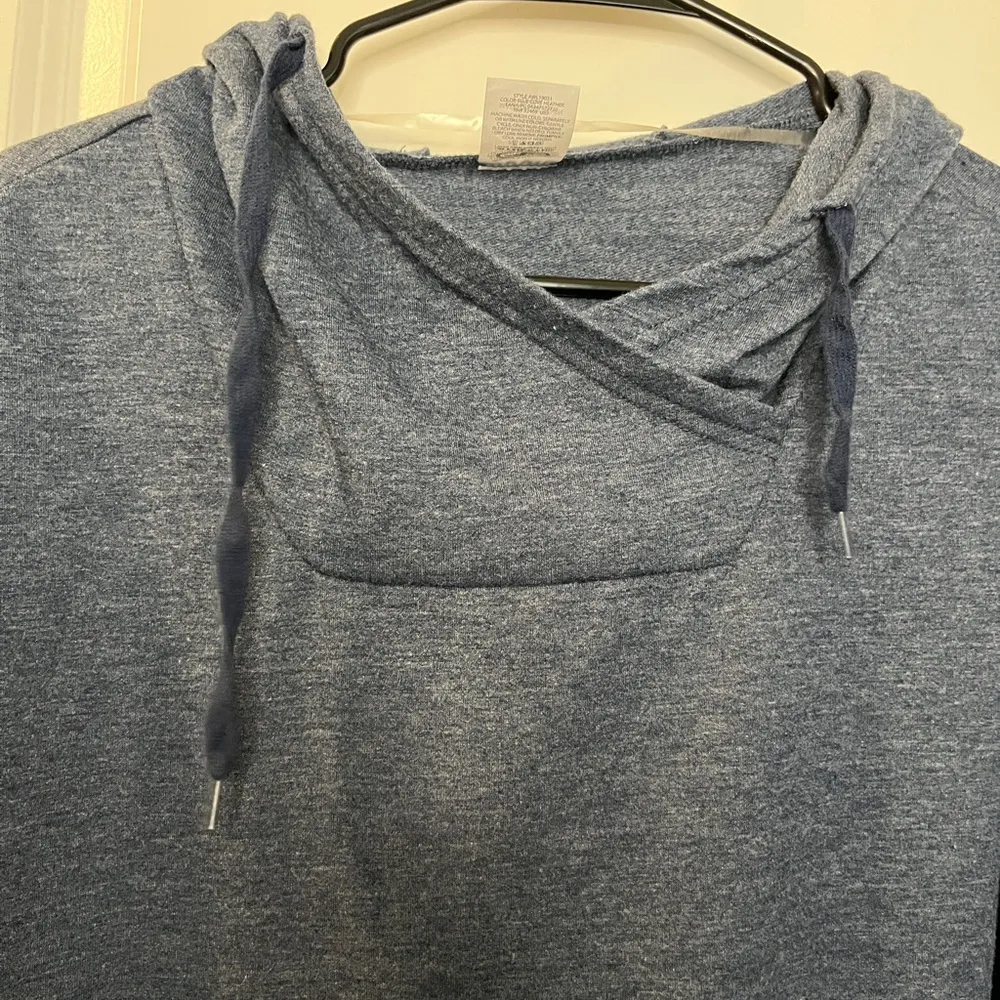 Women’s Blue Athletic Works Long Sleeve Light Weight Hoodie Size: M - Image 5