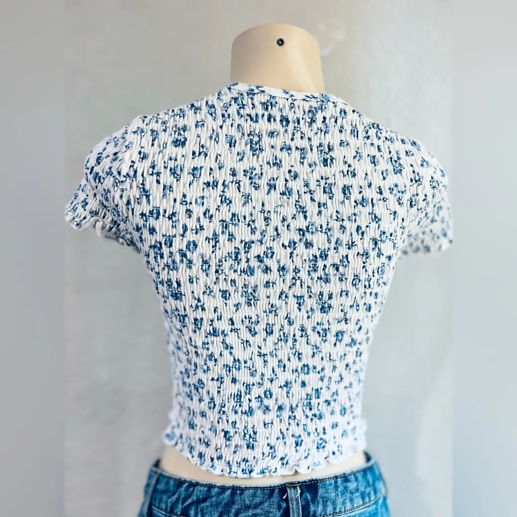 HOLLISTER CALIFORNIA SMOCKED CROPPED FLORAL TOP BLUE SIZE SMALL - Image 6
