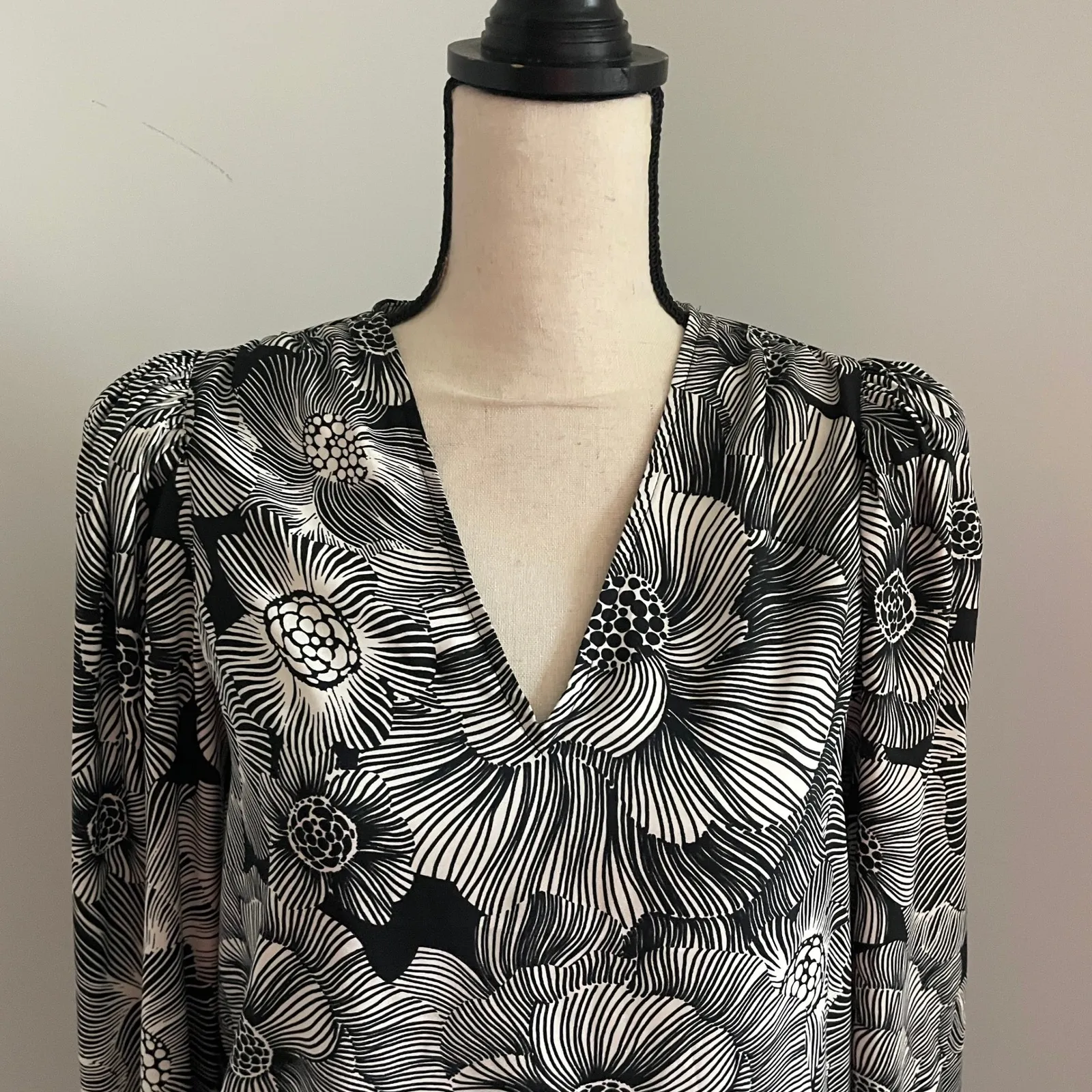 EXPRESS Floral Puff Sleeve Blouse XS Black‎ White Top Bloomcore Corporate Chic - Image 3
