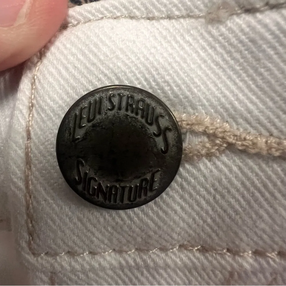 Levi Strauss Signature Legend Wash Cream Capris mid - Image 5