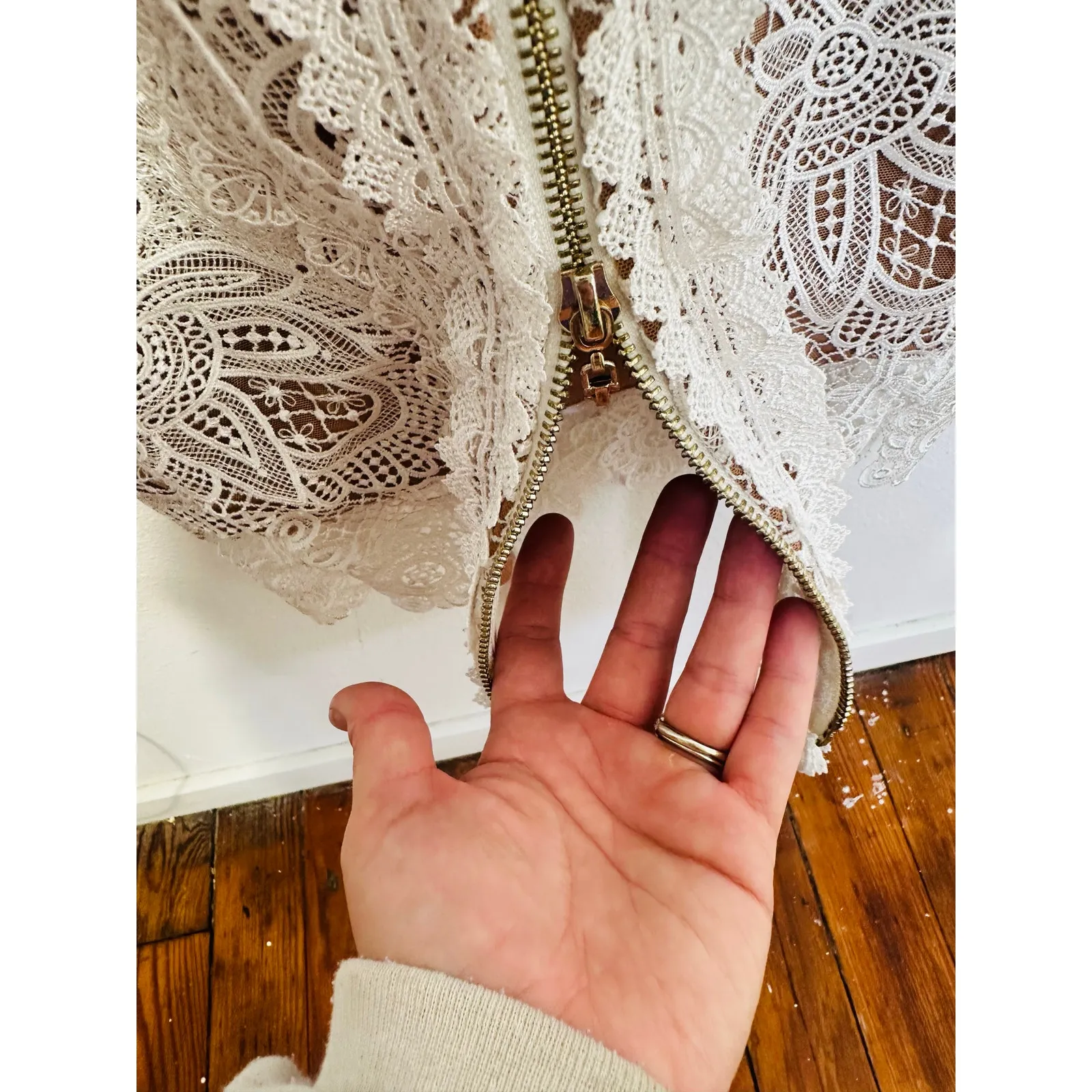 Bronx & Banco White Embroidered Lace Back Cutouts Madeline Lace Bride Dress XS - Image 8