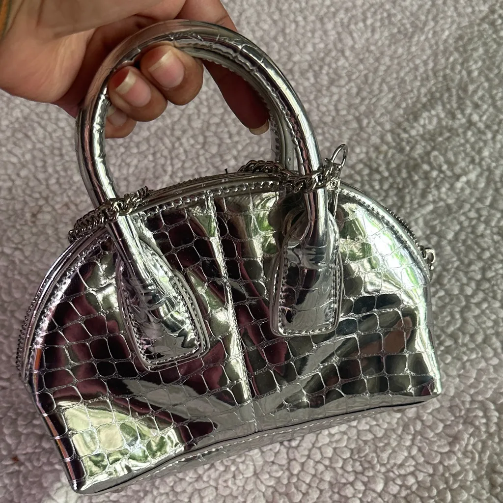 SILVER CHROME CROSS
BODY BAG - Image 6