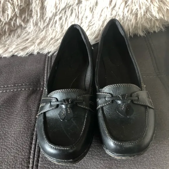 CLARKS Black Loafers Size 8 - Image 2