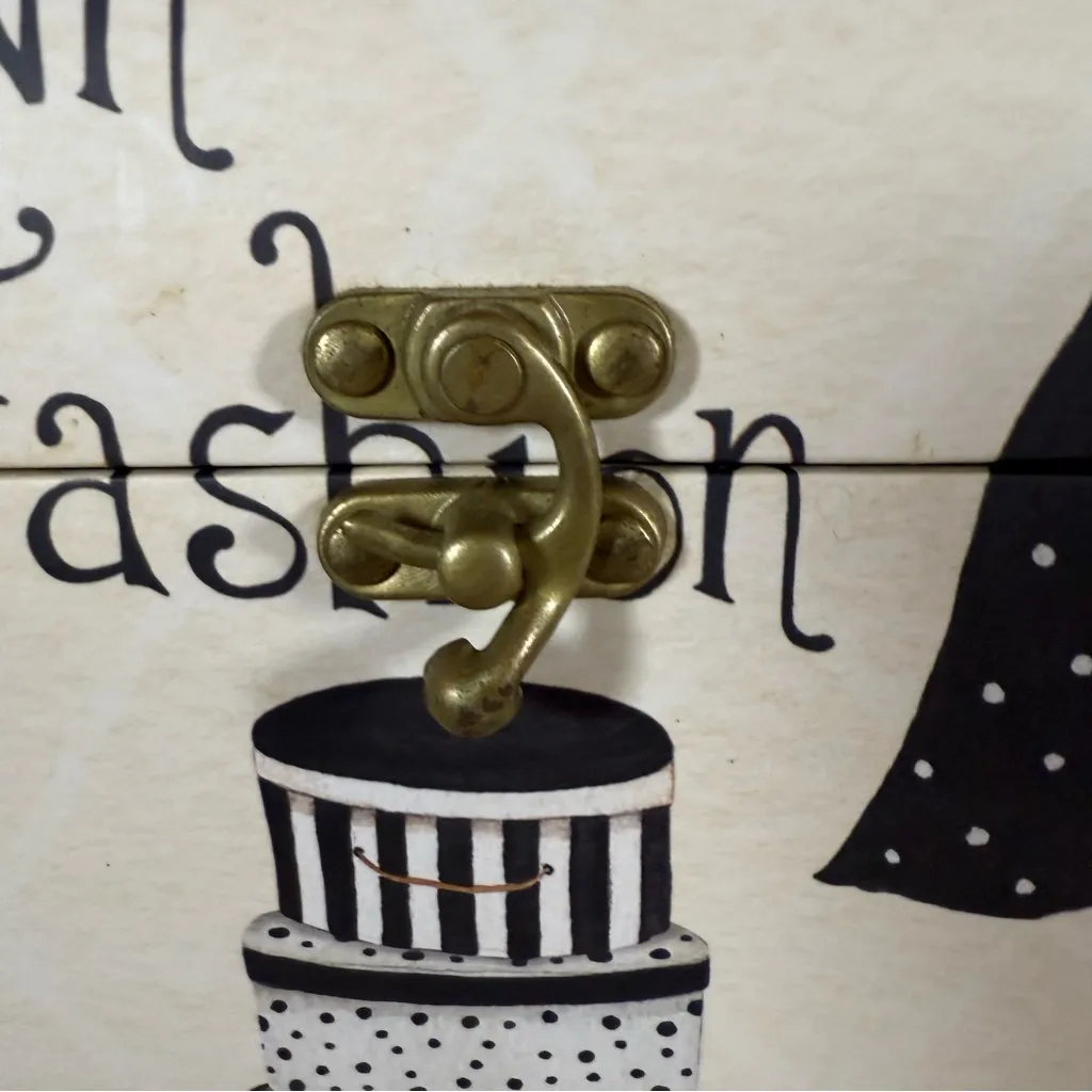 2007 Unique Tri Coastal Design Box Women’s Purse Downtown Fashion Lunchbox Style Black - Image 3