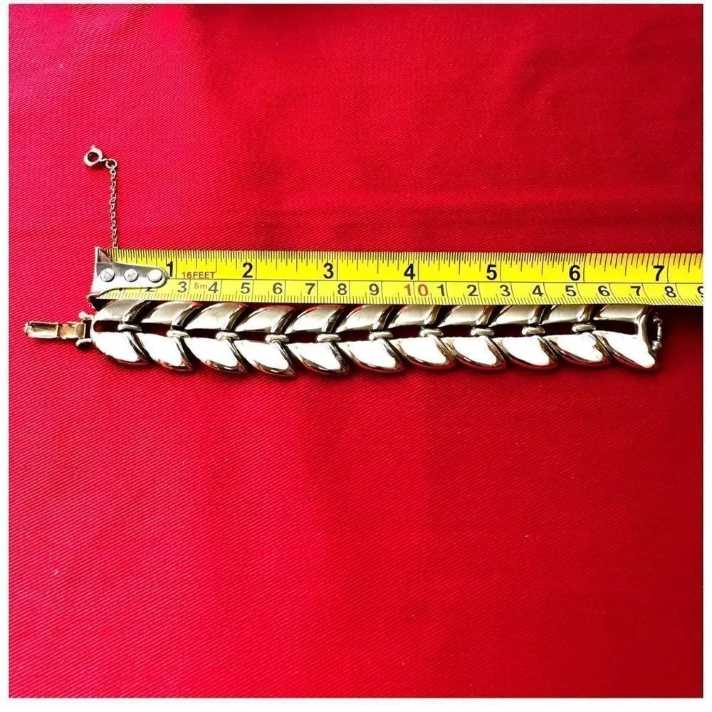 Coro cream and gold tone enamel vintage link bracelet - Image 8