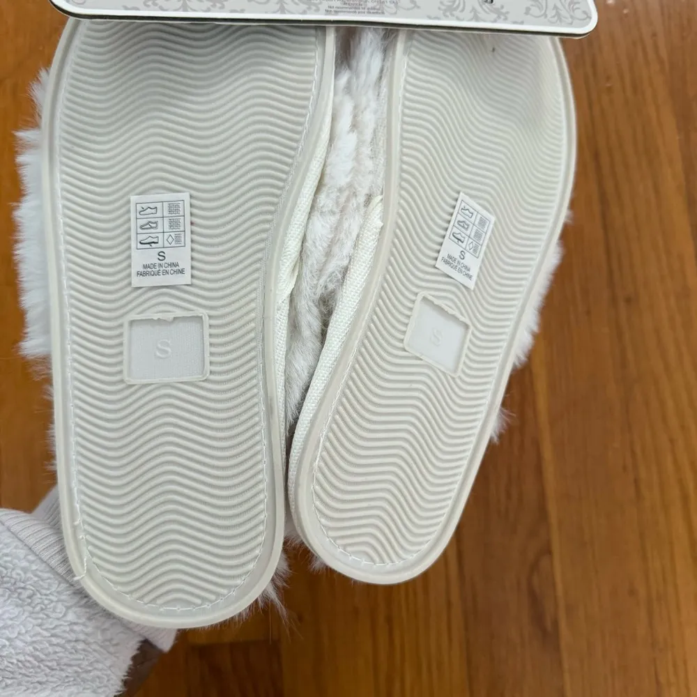 Charlie Paige White Plush Criss Cross House Slippers Size Small 5/6 NWT - Image 3