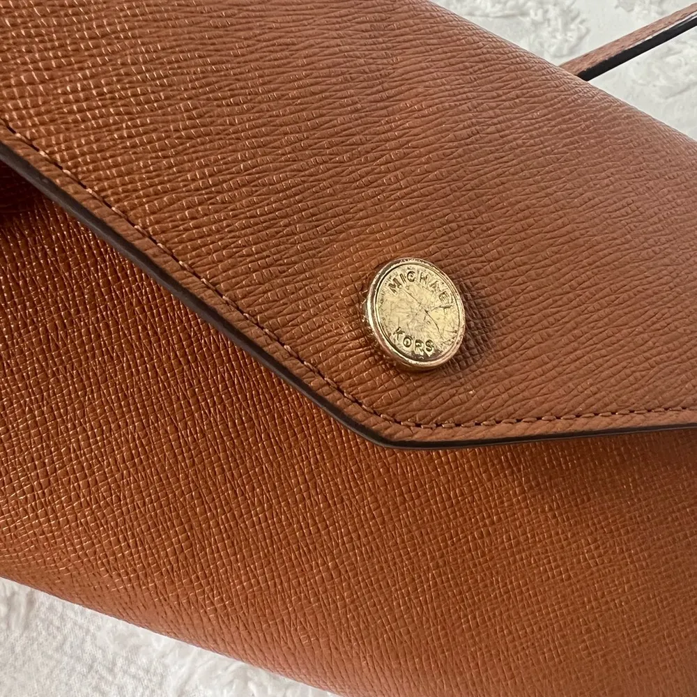 MICHAEL KORS • ENVELOPE WALLET ON CHAIN • EUC - Image 2