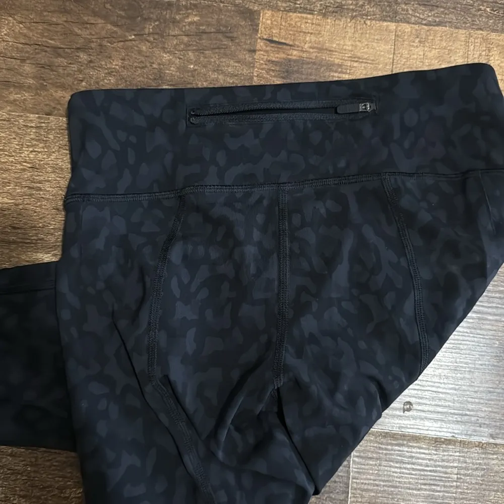 Lululemon cropped black cheetah side pocket leggings - Image 3