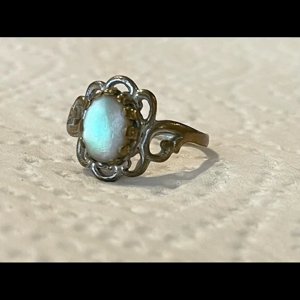 Vintage Silver Tone & Gold Tone alloy Mother of Pearl Ring Size 4 3/4 - Image 3