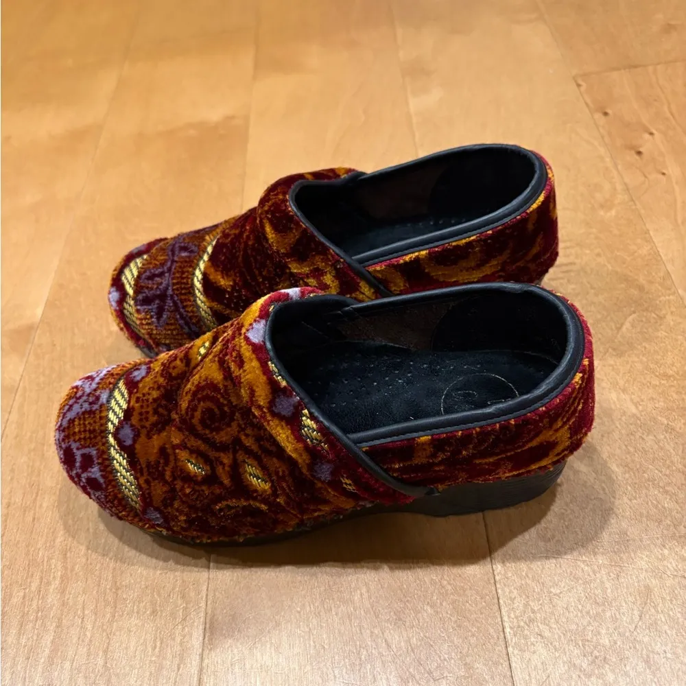 Women’s clogs shoes brown tapestry sz 37 or 6 like new - Image 2