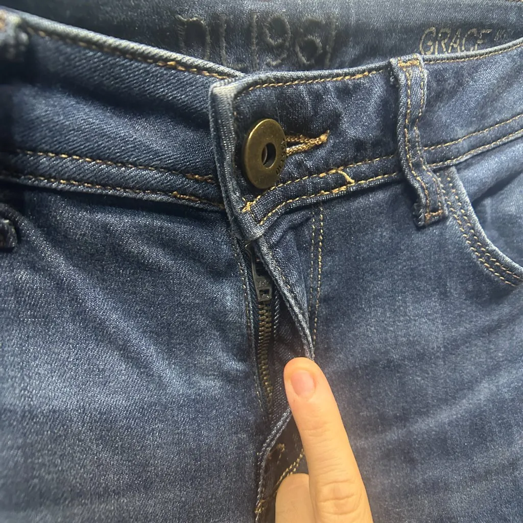 EUC DL 1961 "DL Pro 36 Grace High Rise straight Jeans" Size 26 - Image 3