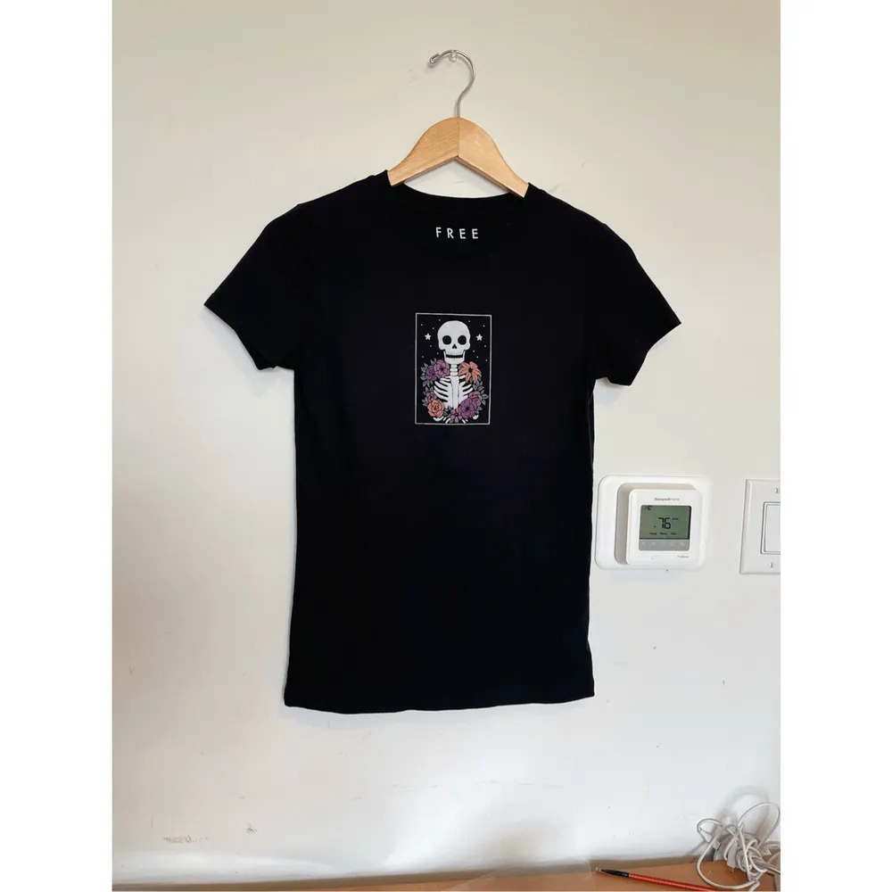 FREE STATE Floral Skeleton Graphic Black short sleeve Tee Size Medium​​​​​ - Image 6