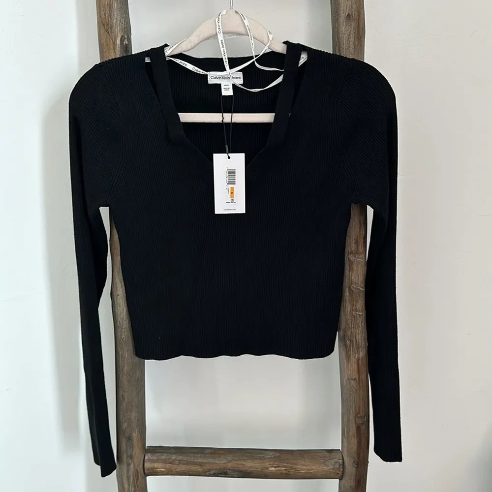 Calvin Klein Cropped Rib-Knit Cut-Out V-Neck Top - Image 4