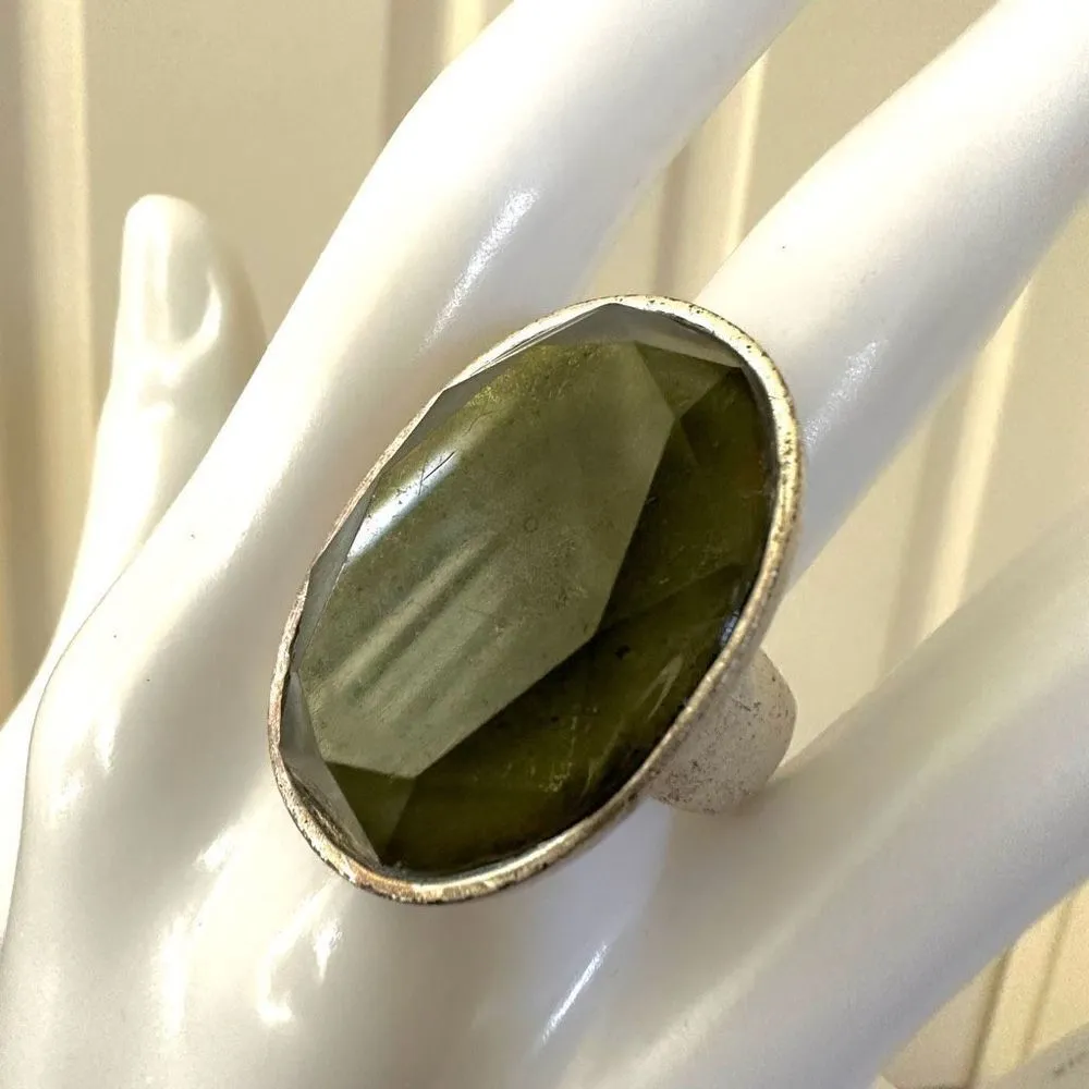 Green oval silver tone cocktail ring - Image 2